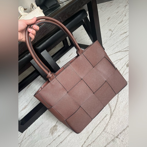 Elegant Brown Tote Bag with Pouch - Picture 3 of 5